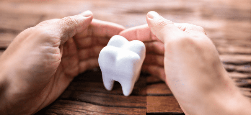 前歯インプラントの保険適用事情